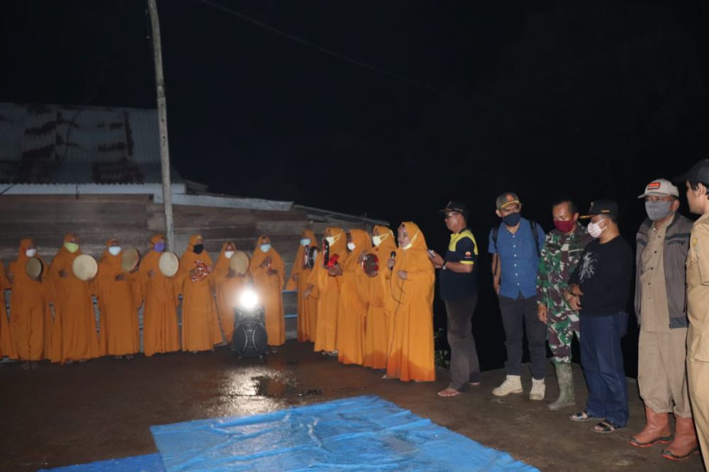 Kedatangan Tamu dari Pemkab Tanjab Timur Disambut Tabuhan Rebana di Lokasi TMMD Desa Labuhan Pering