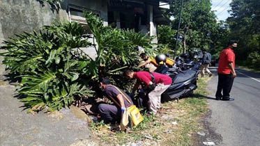 Anggota Unit Reskrim Polsek Kubutambahan dan Tim Inafis Polres Buleleng saat kembali melakukan olah TKP pada toko milik korban. Foto: Juliadi/Radar Bali