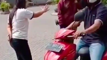 Istri sedang melabrak suami dan selingkuhannya. Foto: tangkapan layar Instagram FaktaIndo