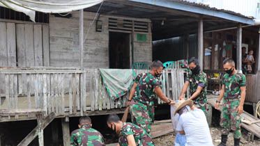 Kompak Satgas TMMD Kodim 0419/Tanjab Bersihkan Pekarangan Rumah Orang Tua Asuh