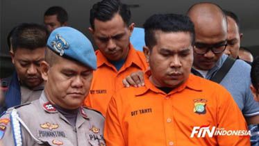 Dua orang anggota polisi aktif pelaku penyerangan kepada Novel Baswedan dibawa keluar dari Polda Metro Jaya Sabtu (28/12/2019) pukul 14.26 WIB. Keduanya hendak dipindahkan ke Bareskrim Polri. 