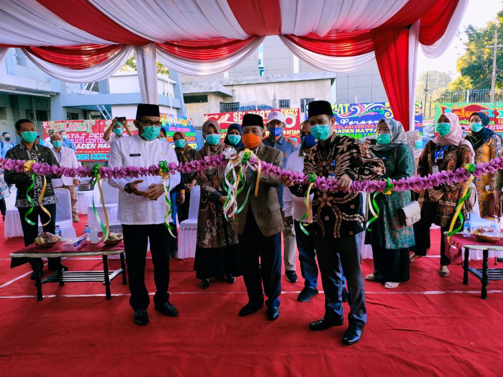 Gubernur Jambi Dr.Drs.Fachrori Umar,M.Hum memotong pita meresmikan 2 ruangan isolasi khusus Covid19 di RSRM