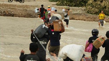 Daerah Terisolasi Pendistribusian logistik ke daerah terisolasi di Desa Maipi dilalui dengan cara menyeberangi sungai, Sabtu, 18 Juli. Warga pun bahu membahu mengangkat sepeda motor hingga kebutuhan untuk pengungsi. 