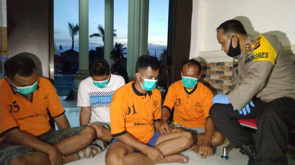 Empat tersangka pengeder uang palsu di Tanjung Jabung Barat telah berhasil diamankan, kini polres memburu dua orang lagi yang sudah ditetapkan DPO.