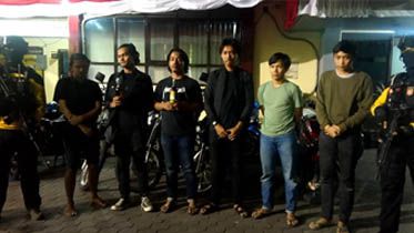 Enam mahasiswa diamankan usai pesta miras. 