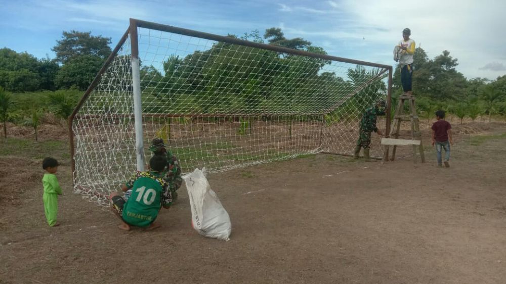Satgas dan Karang Taruna Desa Labuhan Pering Siapkan Lapangan Sepak Bola