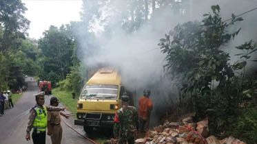 DOK ISTIMEWA EVAKUASI - Petugas dari Satlantas, Polsek dan Koramil Tersono serta pemadam kebakaran melakukan upaya pemadaman dan evakuasi korban.