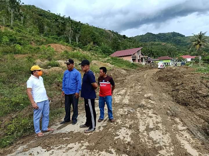 Warga Desa Baru Sungai Deras Desak Dinas PUPR Serius Tangani Longsor