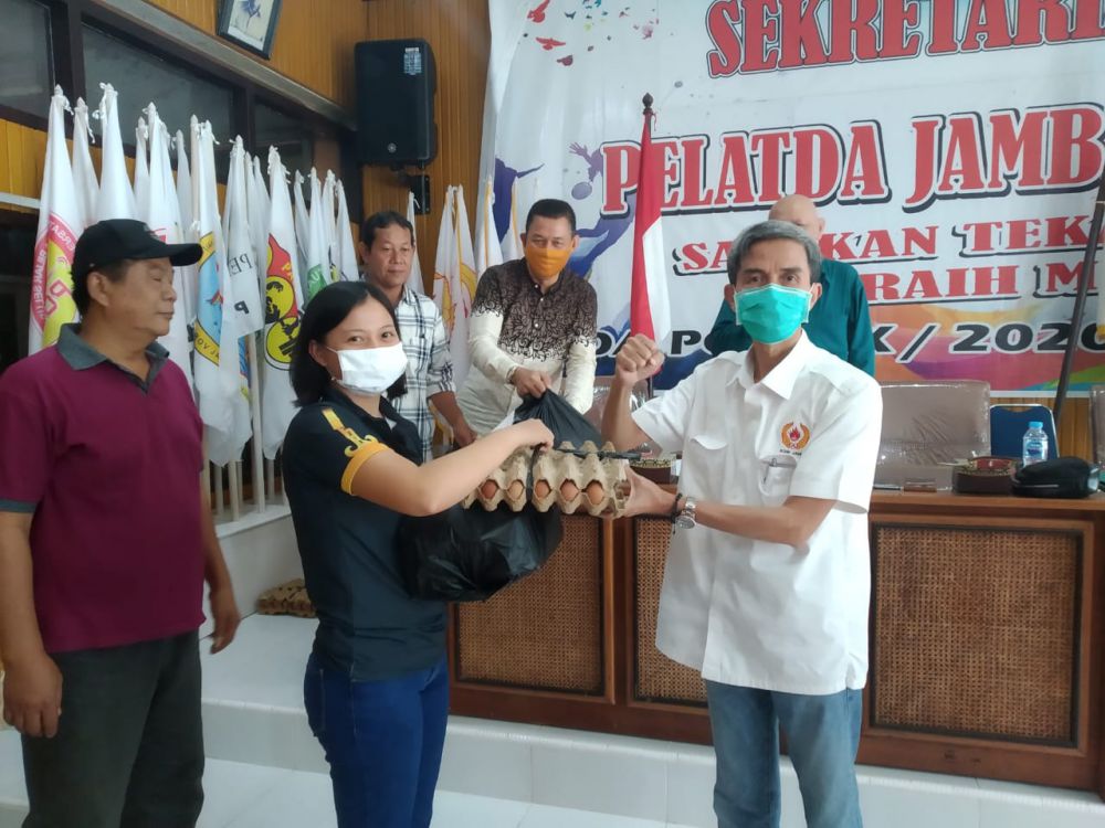 Pengurus Koni Provinsi Jambi Berikan Donasi pada Pelatih dan Atlet