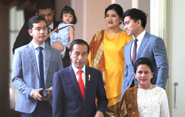 Jokowi didampingi keluarga. Yakni, sang istri Iriana, Gibran Rakabuming, Kahiyang Ayu, Kaesang Pangarep, dan Bobby Nasution yang menggendong Sedah Mirah.