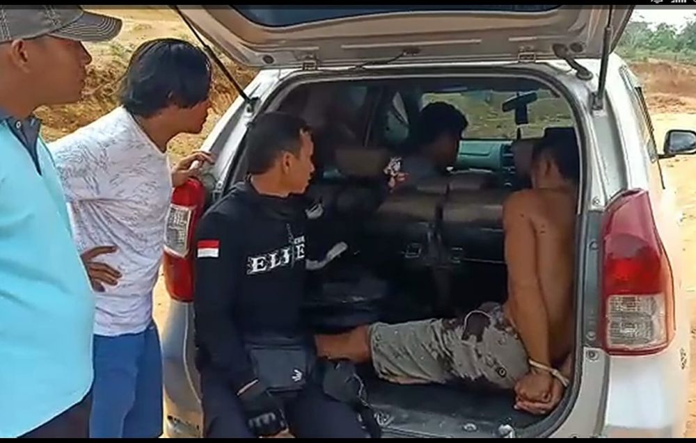 Dua orang yang diduga sebagai bandar narkoba terpaksa dilumpuhkan Sat Resnarkoba Polres Tebo karena berusaha melawan petugas menggunakan senpi rakitan laras panjang.