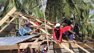 Indahnya Kebersamaan TNI dan Masyarakat Dalam Ber Gotong royong Membangun Desa