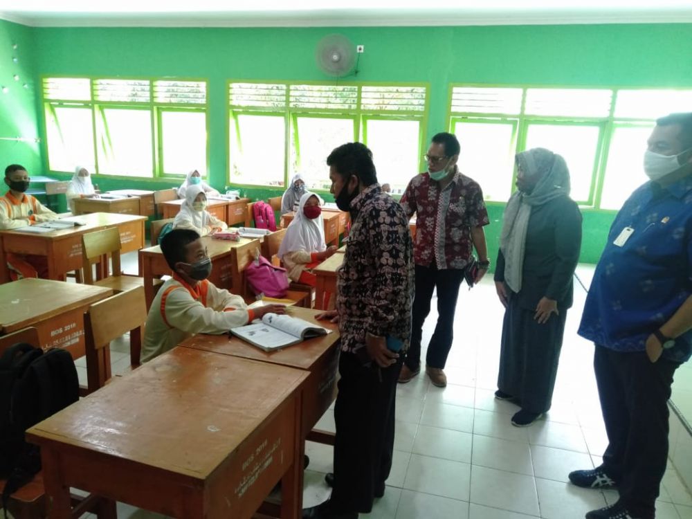 Anggota DPRD Kota Jambi melakukan Sidak ke sejumlah SMPN Kota Jambi.