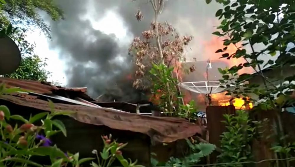 Rumah Warga di Belakang SMPN 2 Sungai Penuh Terbakar