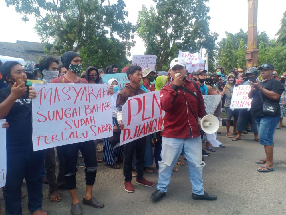 Ratusan Masyarakat Sungai Bahar Geruduk Kantor PLN Muarabulian.