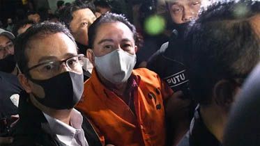 Anggota Bareskrim Mabes Polri mengawal tersangka tersangka korupsi, Djoko Tjandra selama kedatangannya di bandara Jakarta, Kamis (30/7) malam, setelah ditangkap di Malaysia dalam pelariannya yang menyebabkan beberapa jenderal polisi diberhentikan karena keterlibatan mereka. (FOTO:DASRIL ROSZANDI/AFP)