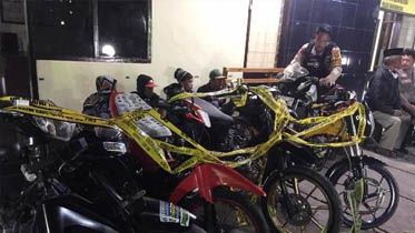 Sejumlah kendaraan roda dua disita polisi.