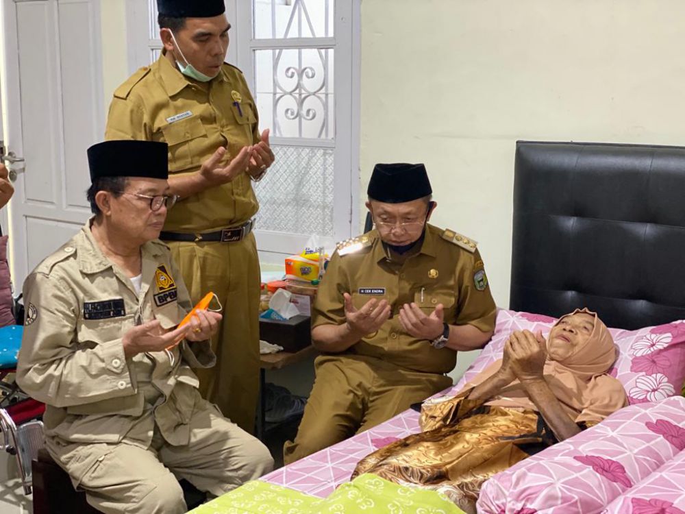 Gubernur Jambi H.Fachrori Umar turut berduka cita atas meninggalnya ibunda Bupati Sarolangun Cek Endra. 