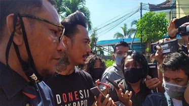 Drummer Superman Is Dead I Gede Ari Astina alias JRX didampingi Wayan Gendo Suardana memenuhi panggilan penyidik Polda Bali, Kamis siang (Istimewa/radarbali)