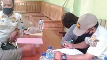 Salah seorang warga yang diamankan satpol pp-- radarngawi