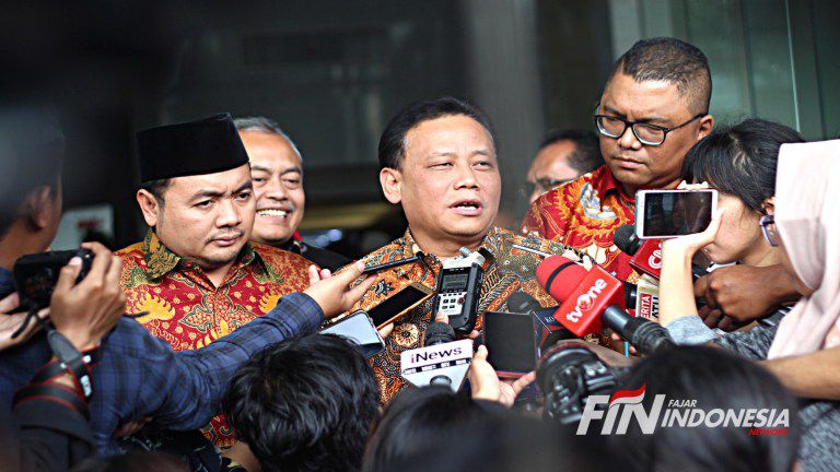 Ketua Bawaslu Abhan didampingi komisioner Bawaslu mendatangi gedung KPK, Jakarta, Kamis (11/4/2019). 