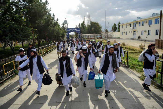 Tahanan Taliban berjalan kaki usai dibebaskan dari penjara Pul-e-Charkhi, di pinggiran Kabul kemarin. 