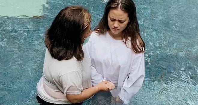 Marsha Aruan mengikuti proses pembaptisan. 