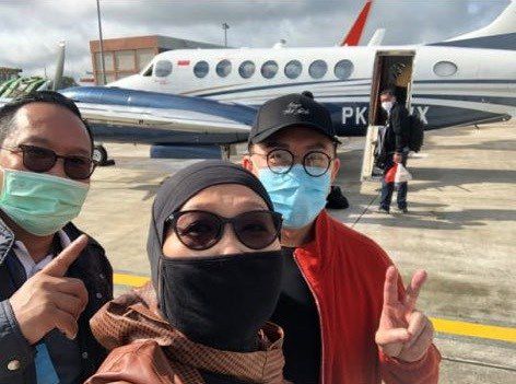 Prasetijo (kiri), Anita Kolopaking dan Joko Tjandra (kanan) sempat selfie bersama sebelum menaiki pesawat. Mereka menumpang jet carteran yang dioperatori PT Transwisata Prima Aviation jenis King Air 350i PK-TWX.