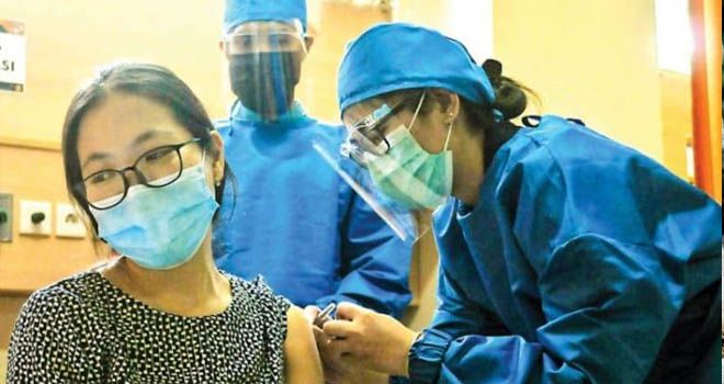 HANYA SIMULASI: Petugas kesehatan menyutikkan vaksin kepada relawan uji klinis vaksin Covid-19 di Fakultas Kedokteran Universitas Padjadjaran, Kota Bandung, Kamis (6/8). (TAOFIK ACHMAD HIDAYAT/RADAR BANDUNG/JPG)