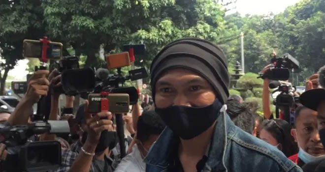 Anji sambangi Polda Metro Jaya untuk pemeriksaan terkait podcastnya. Jakarta (10/8). Foto: PMJ / Fajar Indonesia Network.