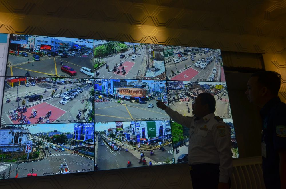 Petugas Dishub Kota Jambi memantau CCTV di ruang COC di kantor walikota Jambi.

