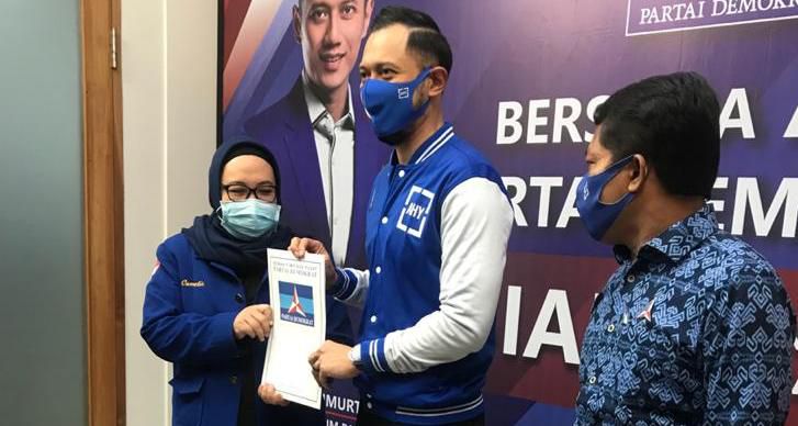 Cawabup Batanghari Camelia saat menerima rekomendasi dukungan dari Partai Demokrat yang diserahkan langsung oleh Ketum DPP Demokrat AHY di Jakarta (12/8).