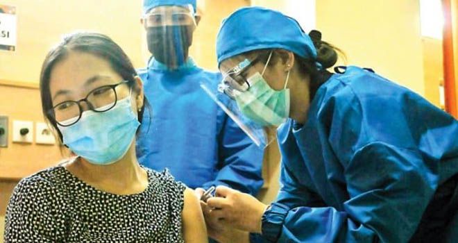 HANYA SIMULASI: Petugas kesehatan menyutikkan vaksin kepada relawan uji klinis vaksin Covid-19 di Fakultas Kedokteran Universitas Padjadjaran, Kota Bandung, Kamis (6/8). (TAOFIK ACHMAD HIDAYAT/RADAR BANDUNG/JPG)