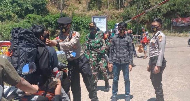 Para pendaki saat hendak masuk ke puncak.