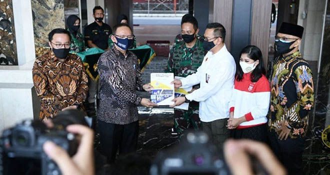 Sekretaris Utama Badan Intelijen Negara (BIN) Komjen Pol Bambang Sunarwibowo menerima laporan hasil uji klinis tahap III kombinasi obat anticovid-19 dari Rektor Universitas Airlangga Mohammad Nasih. Foto: dok. BIN