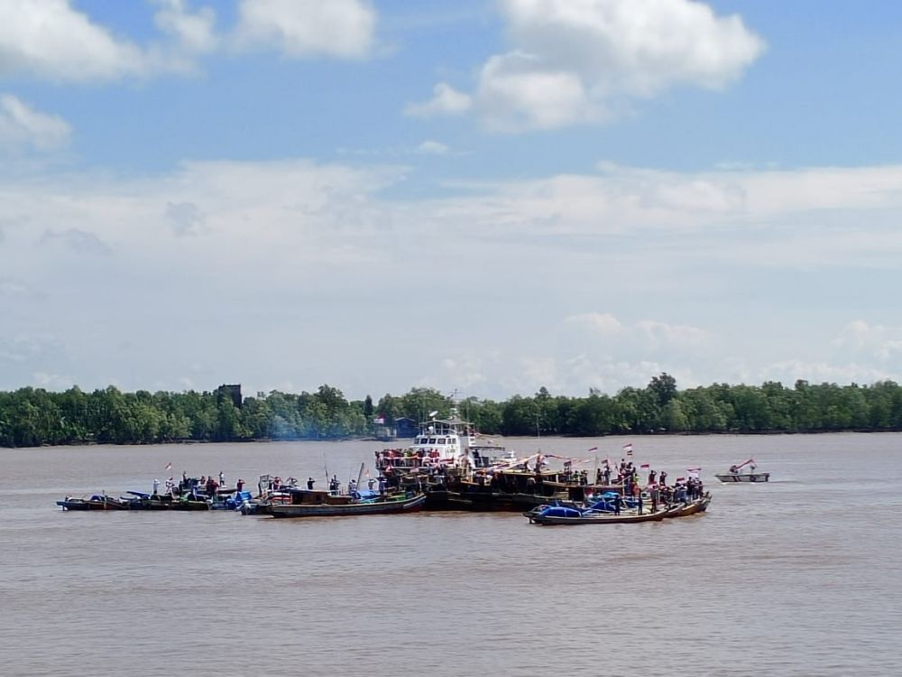 Ratusan Nelayan Kibarkan Bendera Merah Putih di Sungai Pengabuan