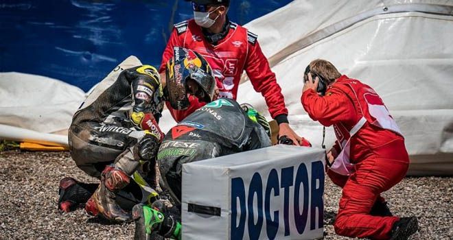 Franco Morbidelli mendapat pertolongan pertama pasca kecelakaan/Motorsport.com