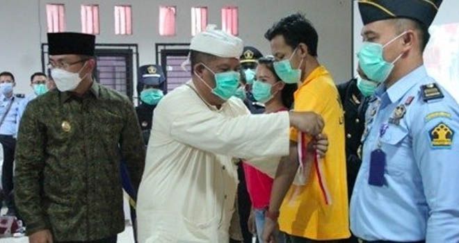 Kepala Kanwil Kemenkumham Banten bersama Wagub Banten Andika Dwi Prasetya, menyematkan pita merah putih kepada perwakilan warga binaan yang mengajukan diri sebagai relawan uji klinis Covid-19. (FOTO: Kemenkum HAM For FIN)