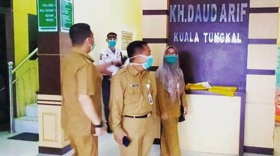 Plt Kadinkes Provinsi Jambi Raflizar (tengah) Memimpin Tim Pengambilan Swab Petugas RSUD Daud Arief