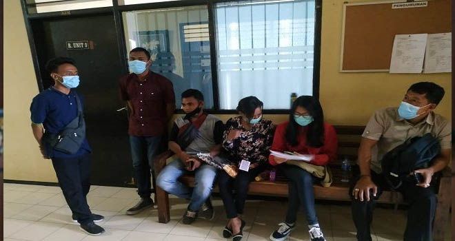 Para korban saat mendatangi Mapolresta Denpasar, Selasa (18/8) untuk melaporkan kasus yang dialaminya. (Istimewa)