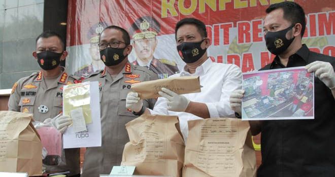 Kabid Humas Polda Metro Jaya Kombes Pol Yusri Yunus (kedua kiri), Kapolres Jakarta Selatan Kombes Pol Budi Sartono, Direktur Kriminal dan Umum Polda Metro Jaya Kombes Pol Tubagus Ade Hidayat (kedua kanan) dan Wadir Krimum Polda Metro Jaya AKBP Jean Calvijn Simanjuntak (kanan) memperlihatkan barang bukti saat rilis kasus pembunuhan editor Metro TV di Polda Metro Jaya, Sabtu (25/7/2020). Polisi menyimpulkan editor Metro TV diduga kuat melakukan bunuh diri dari sejumlah fakta yang ditemukan. (Dery Ridwansah/ JawaPos.com