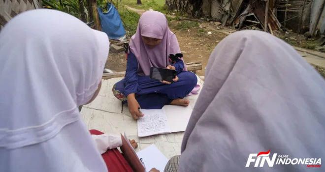 Tiga siswi melakukan belajar bersama di depan halaman rumah yang terlihat tak layak para siswi sekolah dasar giat melakukan belajar dengan bergantian menggunakan telepon selular (belajar daring), sebagian besar siswa kelas satu tidak memiliki alat komunikasi telepon pintar sebagai pendukung belajar secara daring, Kabupaten Tangerang, Banten. (26/7). FOTO: FAISAL R. SYAM / FAJAR INDONESIA NETWORK.