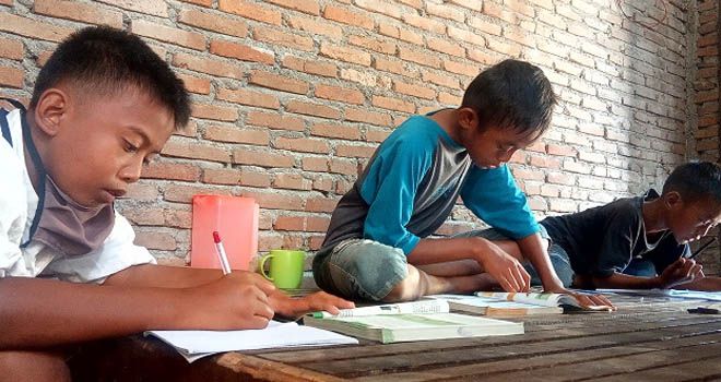 Muh Syarif, Muh Syahrul, dan Muh Iksan yang hanya belajar seadanya di rumahnya, tanpa ponsel android yang sulit mereka miliki. (Ishak/Fajar)