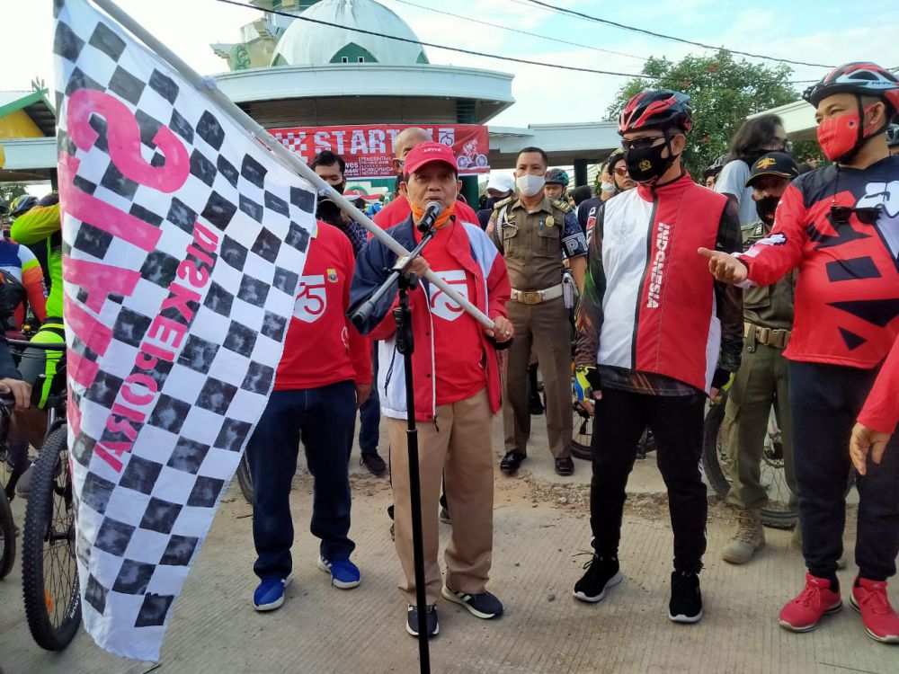 Fachrori Kibarkan Bendera Start Gowes Kemerdekaan.