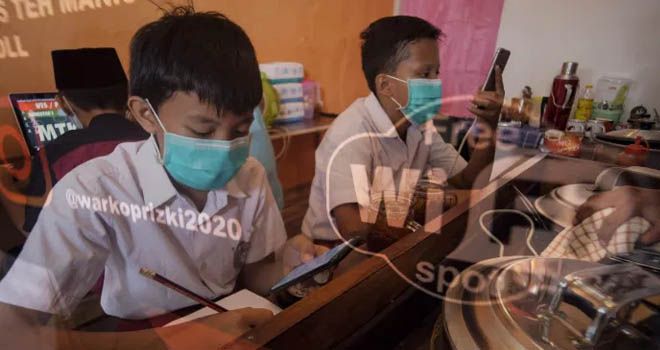 Sejumlah siswa sekolah dasar belajar dengan menggunakan wifi gratis yang di sediakan oleh warkop Rizki, di Pondok Aren, Tangerang Selatan, Rabu (29/7). Warung kopi tersebut menyediakan wifi gratis dan peminjaman leptop serta hand phone untuk membatu anak anak sekitar yang tidak memiliki jaringan internet dan smart phone, hal ini dilakukan untuk memudahkan mendapatkan akses internet agar proses pembelajaran mereka dapat berjalan lancar selama masa belajar online disaat pandemi. FOTO: FAISAL R. SYAM / FAJAR INDONESIA NETWORK.