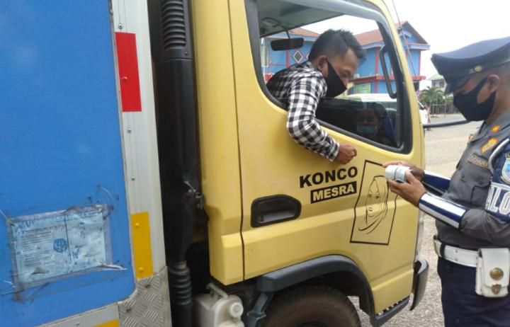 Petugas gabungan melakukan razia di depan Dinas Damkar dan Penyelamatan Kota Jambi (25/8) kemarin.