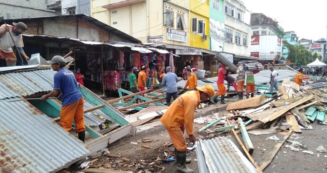 Pemkot Jambi melakukan penertiban pedagang di kawasan gang siku beberapa waktu lalu. Pemkot akan melakukan penataan kawasan pasar dengan menggunakan dana dari PT SMI.