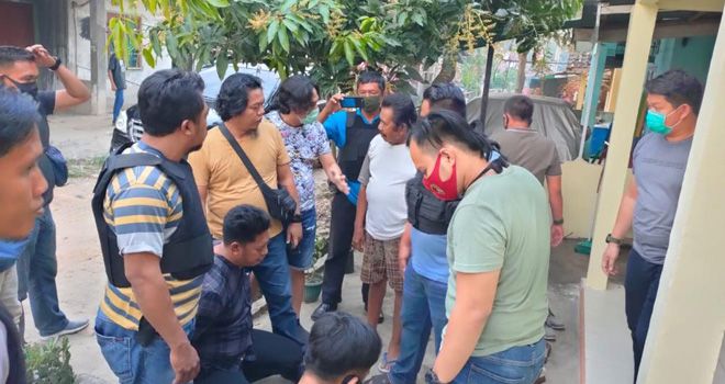 Resmob Polda Jambi saat mengamankan DPO Polda Metro Jaya yang melarikan diri ke Jambi