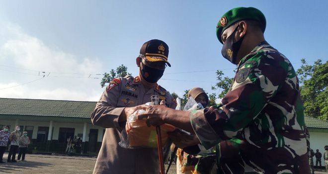 Kapolda Jambi Berikan Bantuan Alat Kebakaran Hutan kepada Danrem 042/Gapu