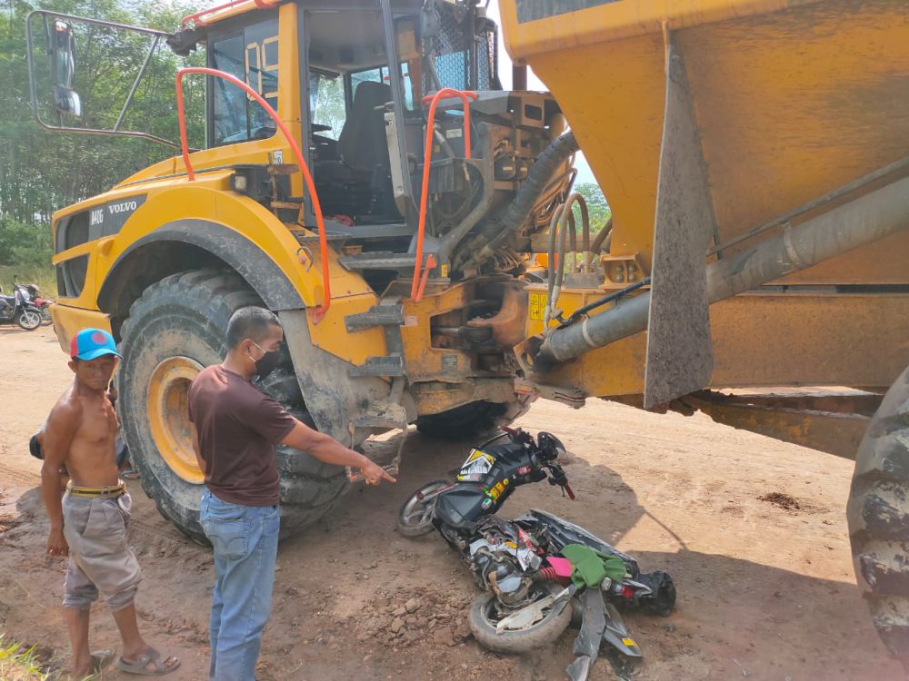  Dua Putri Remaja Batanghari Dilindas Truk Raksasa PT Nan Riang.